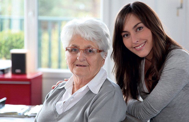 donna anziana con personale sanitario