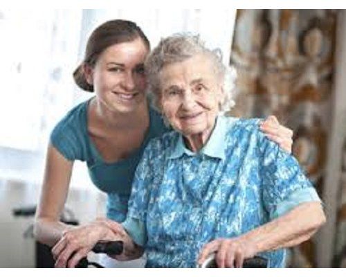 anziana con operatrice sanitaria