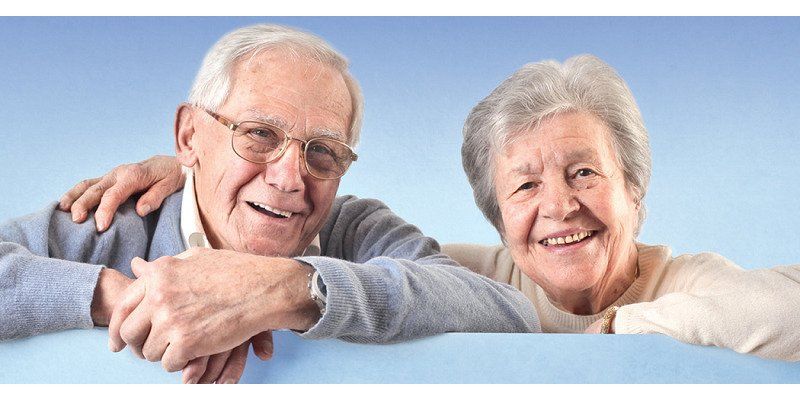 coppia di anziani felici