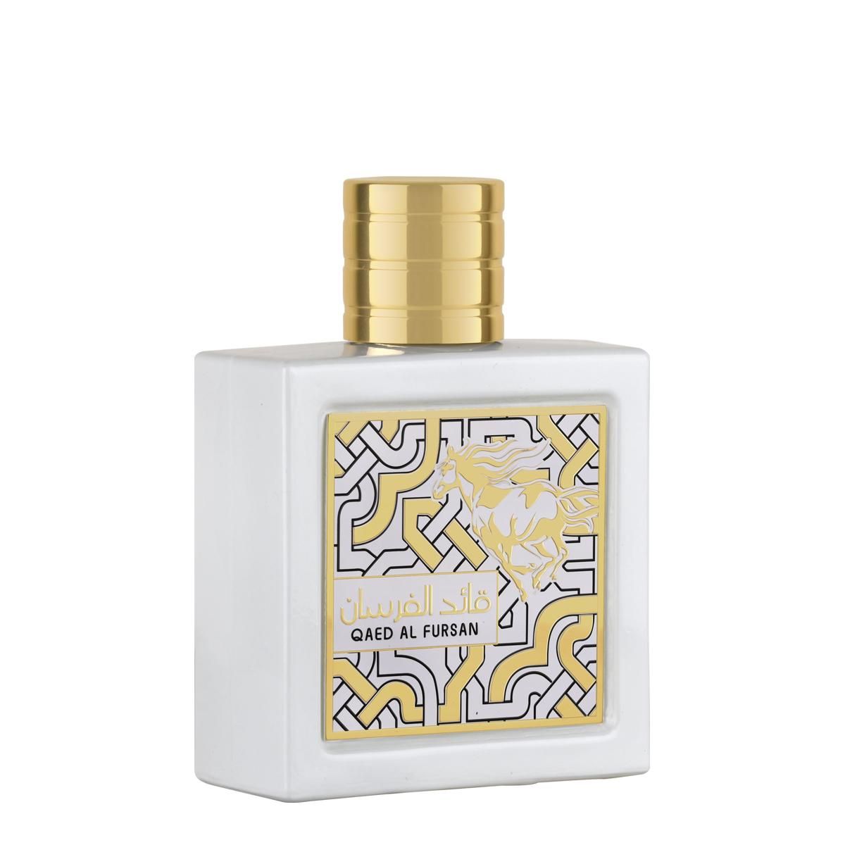 Frasco de perfume blanco con tapón dorado y etiqueta ornamentada en dorado y gris.
