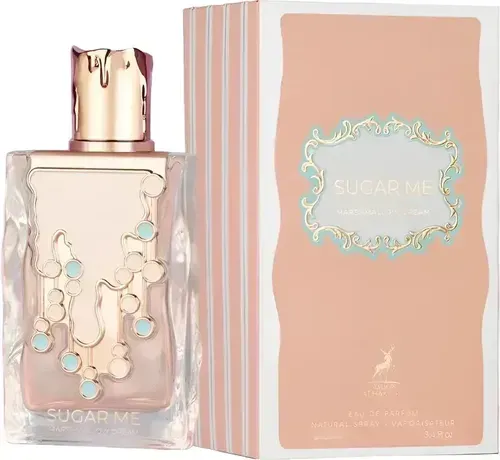 Frasco de perfume rosa y caja a juego con detalles dorados y diseño floral sobre fondo blanco.
