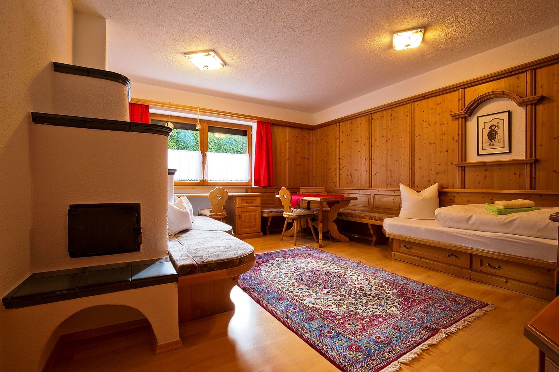 Ein Wohnzimmer mit Teppich und Kamin