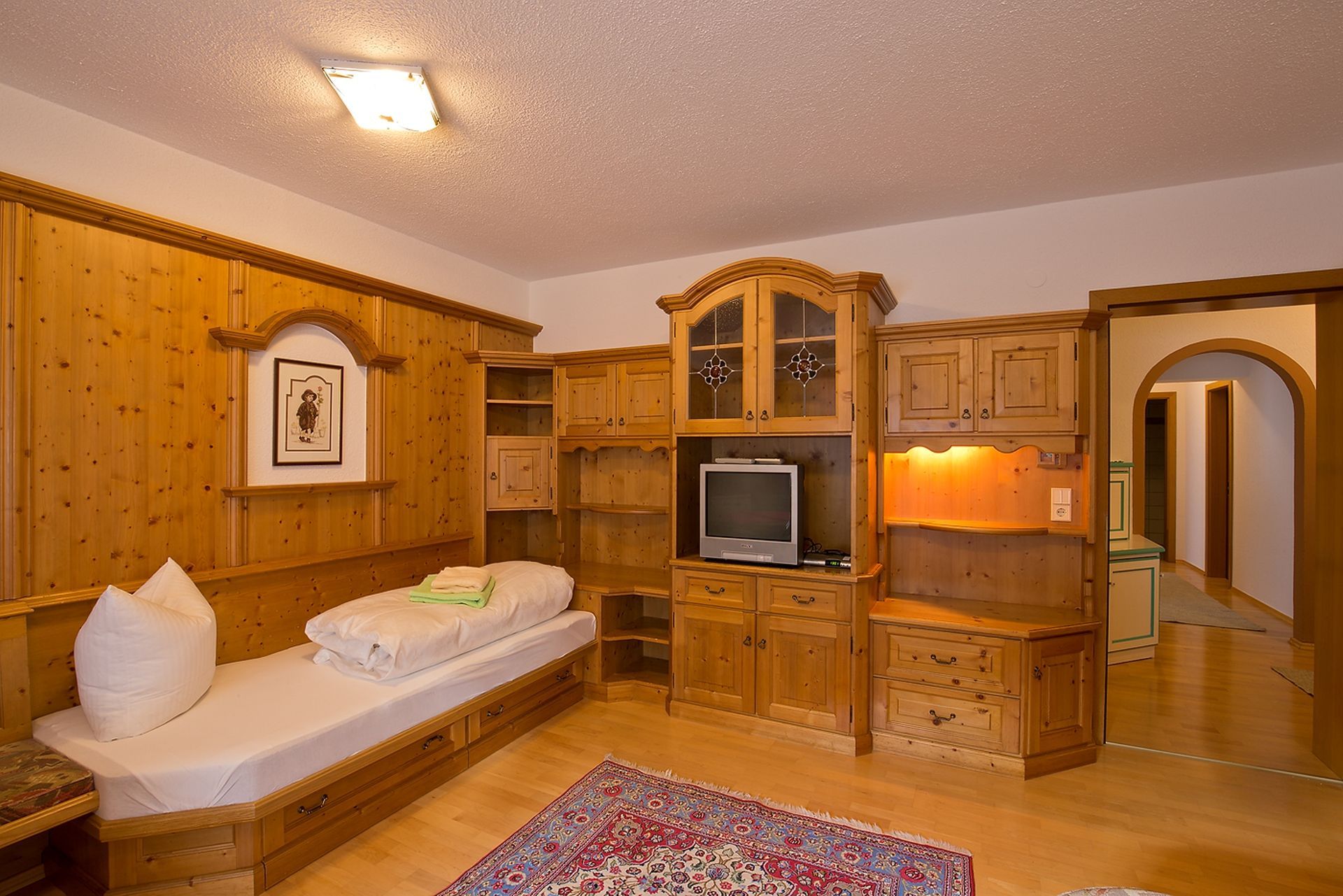 Ein Wohnzimmer mit Holzschränken und einem Flachbildfernseher