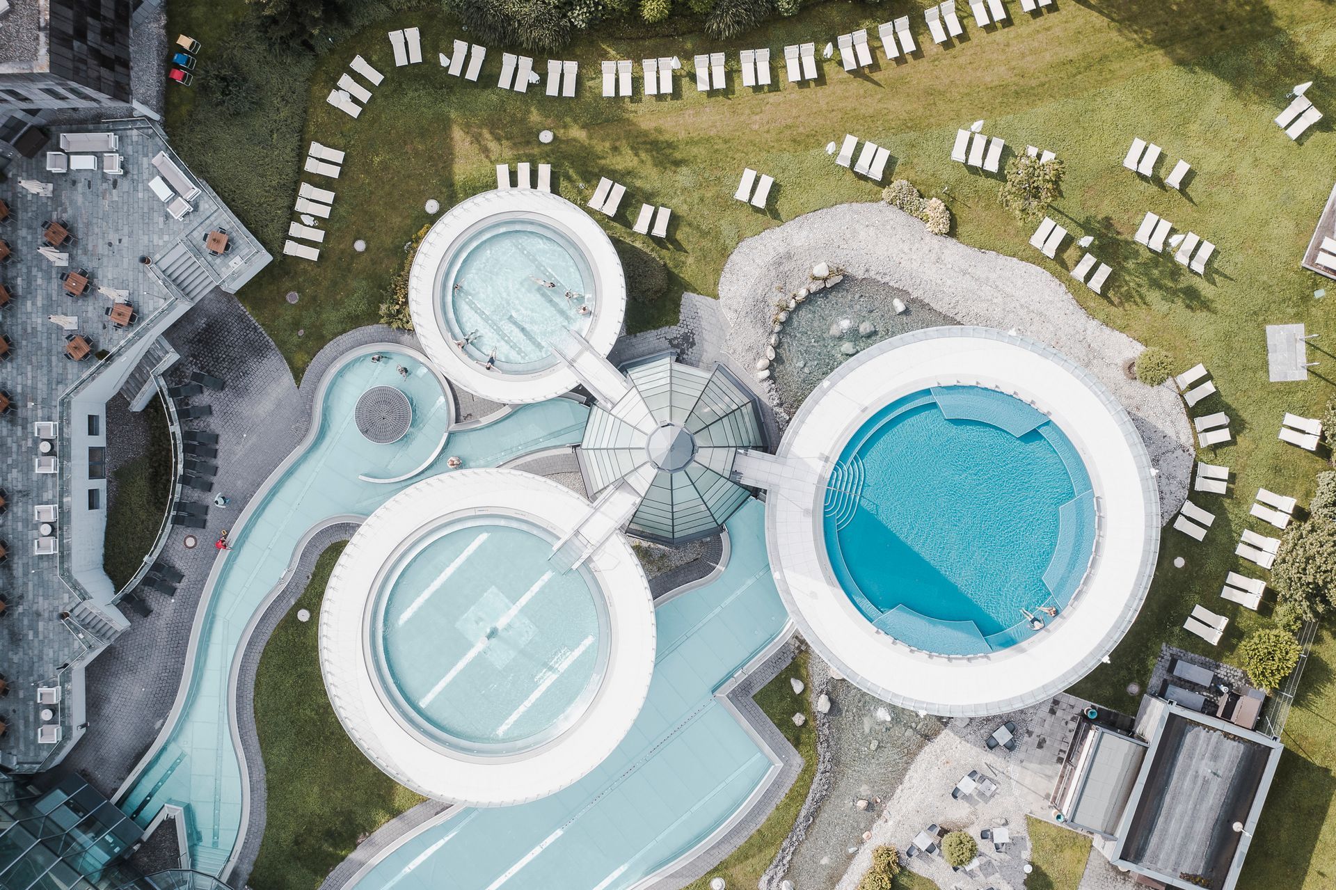 Eine Luftaufnahme des Aqua Dome in Längenfeld