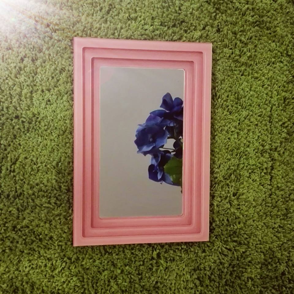 specchio con cornice viola