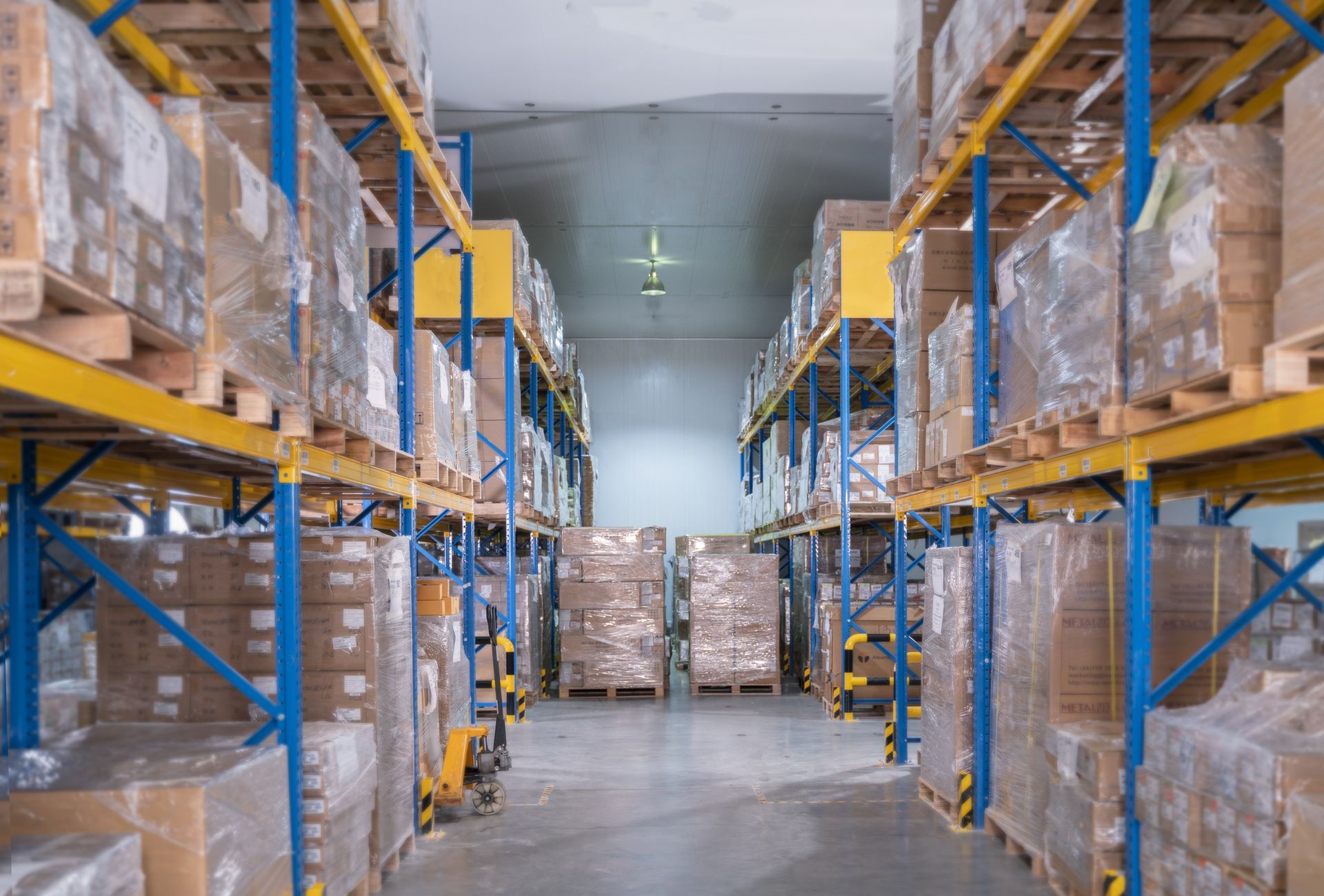 Differenze tra scaffalature drive-in e porta pallet: quale scegliere