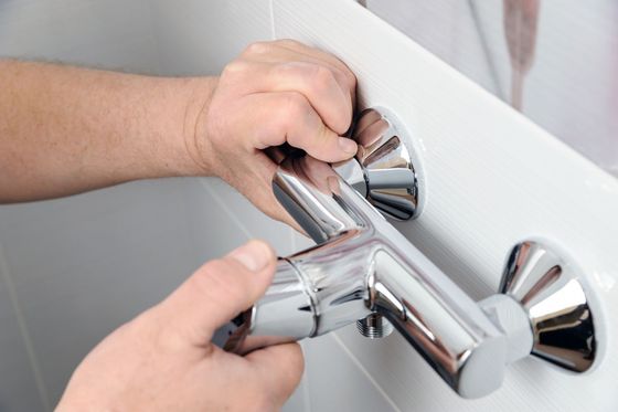 controllo rubinetto di un pronto intervento idraulico a Padova