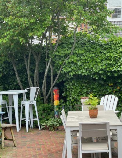 There is a table and chairs in the backyard.