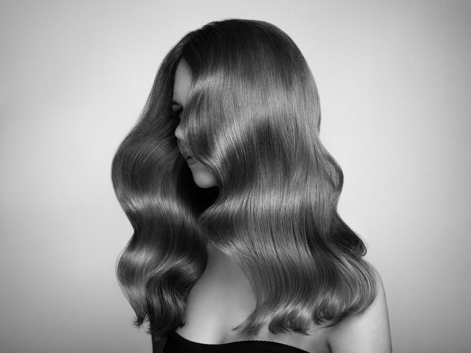 Una foto in bianco e nero di una donna con i capelli lunghi.