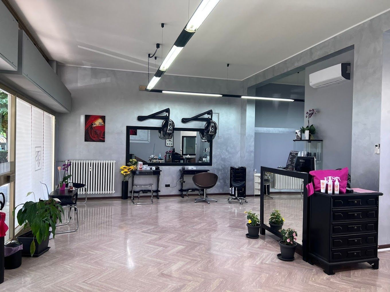 Una grande stanza con molti mobili al suo interno