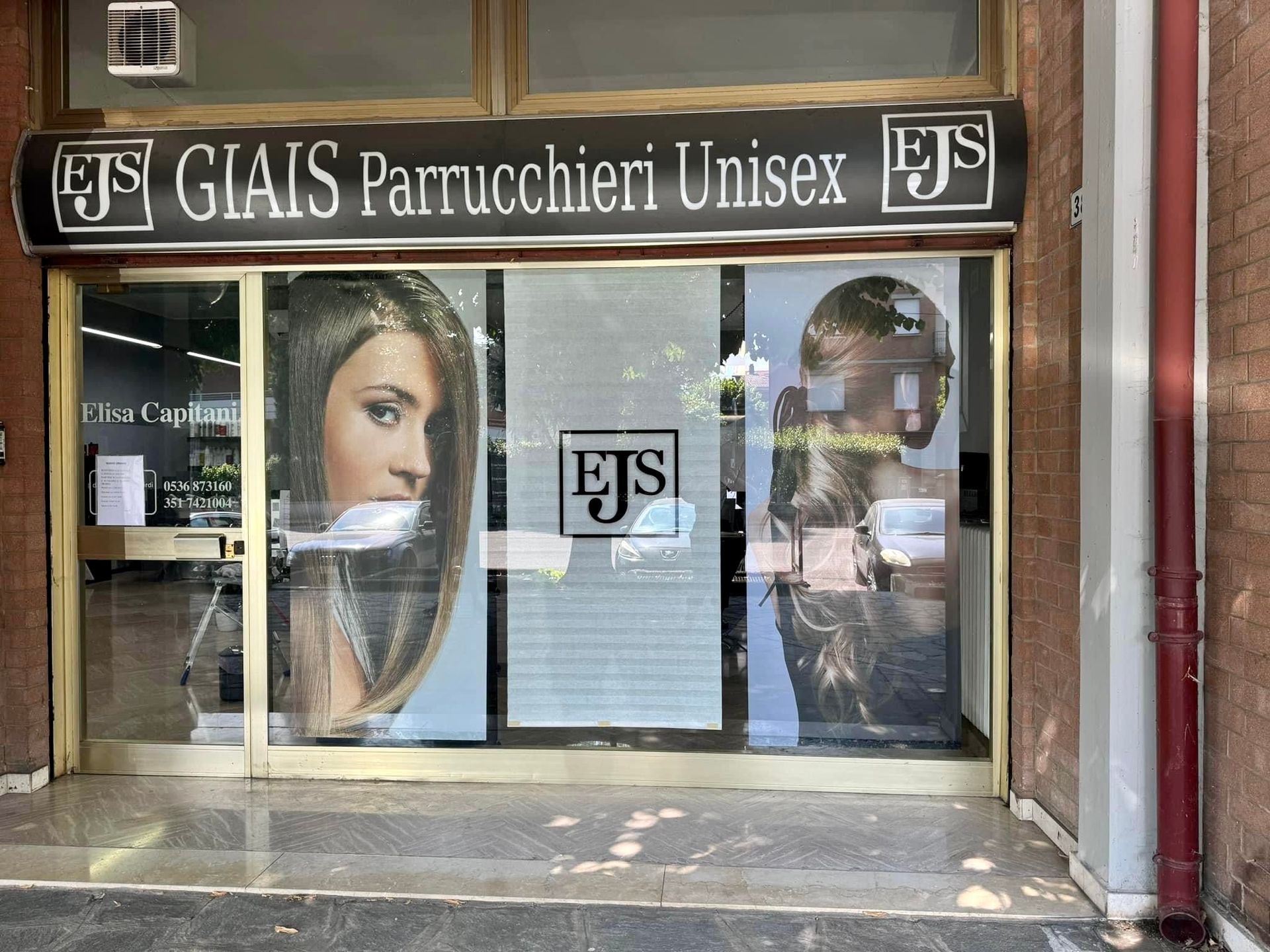 La facciata di un salone di parrucchieri chiamato giais parrucchieri unisex