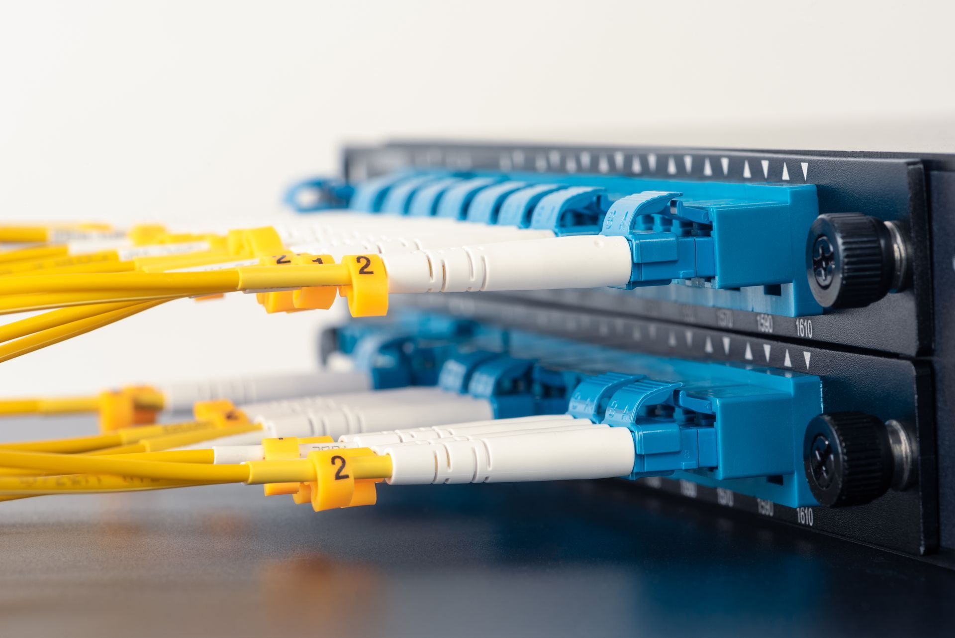 Een aantal glasvezelkabels zijn aangesloten op een server.
