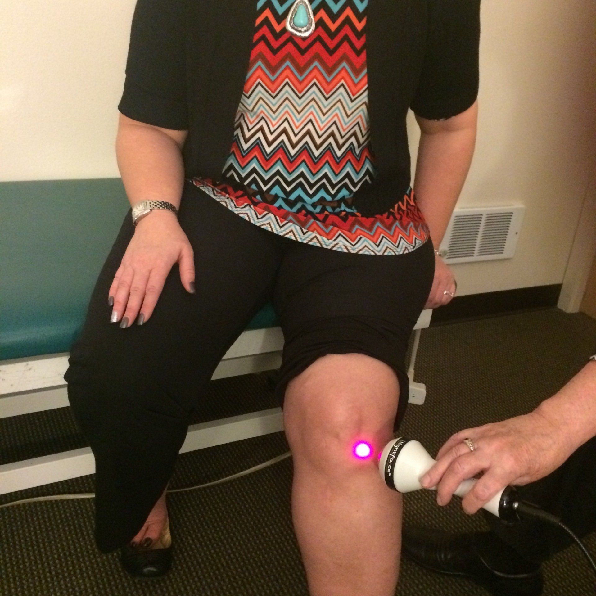 Laser knee therapy - laser therapy procedures in Lynnwood, WA