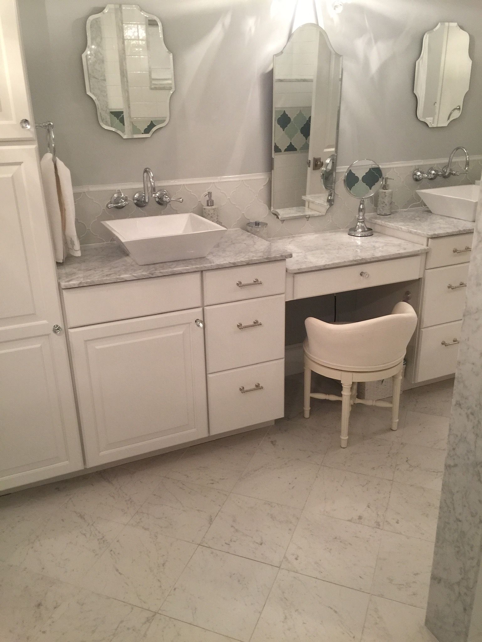 A bathroom with two sinks and two mirrors