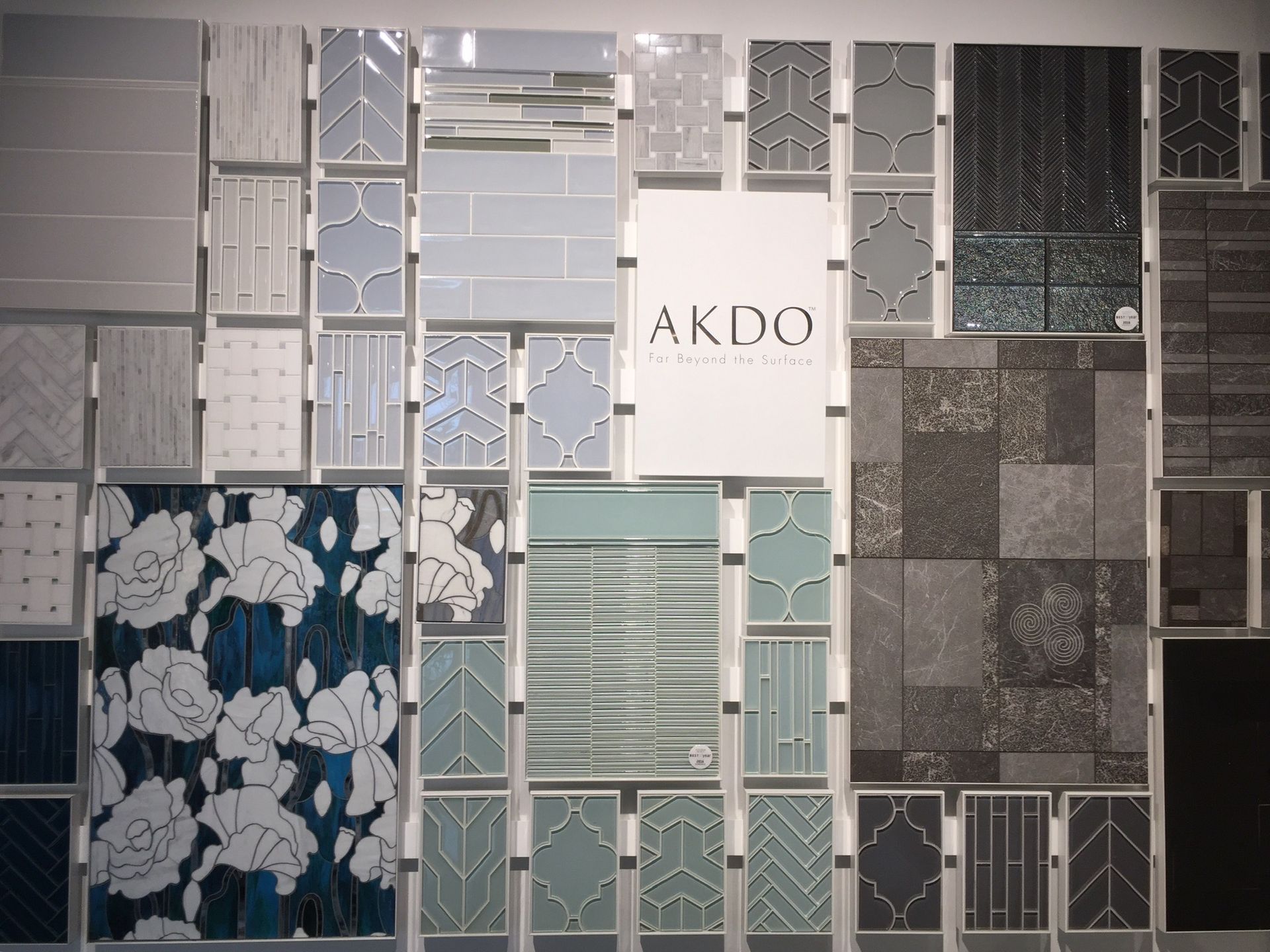 A wall with a sign that says akdo on it