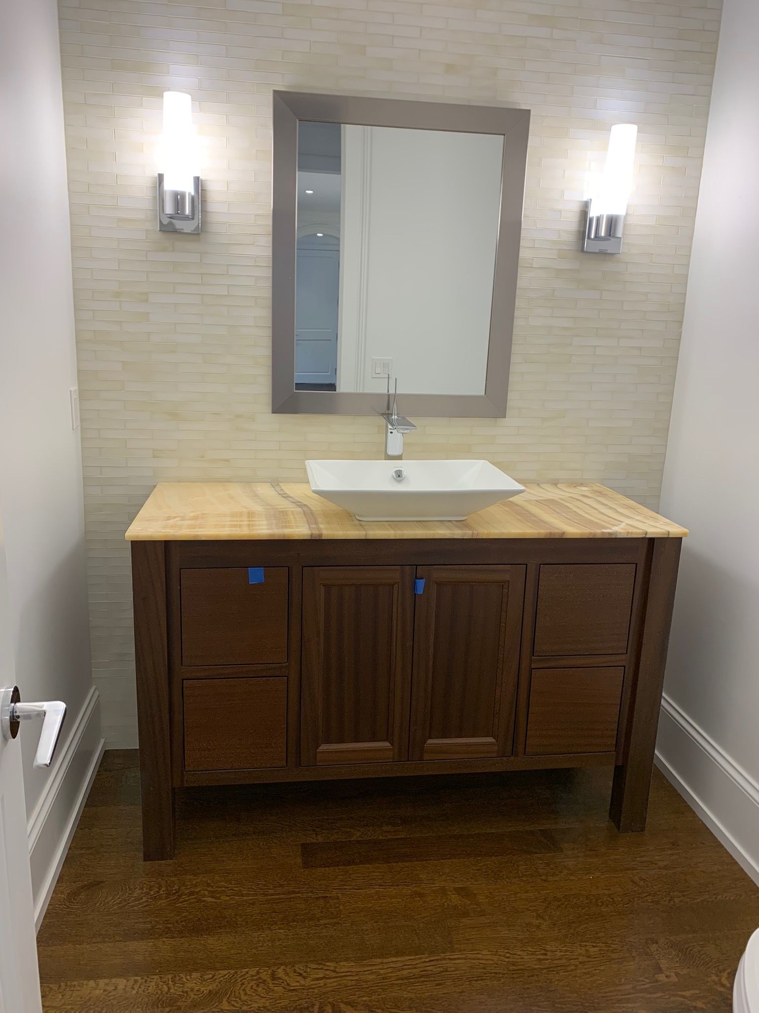 A bathroom with a sink and a mirror