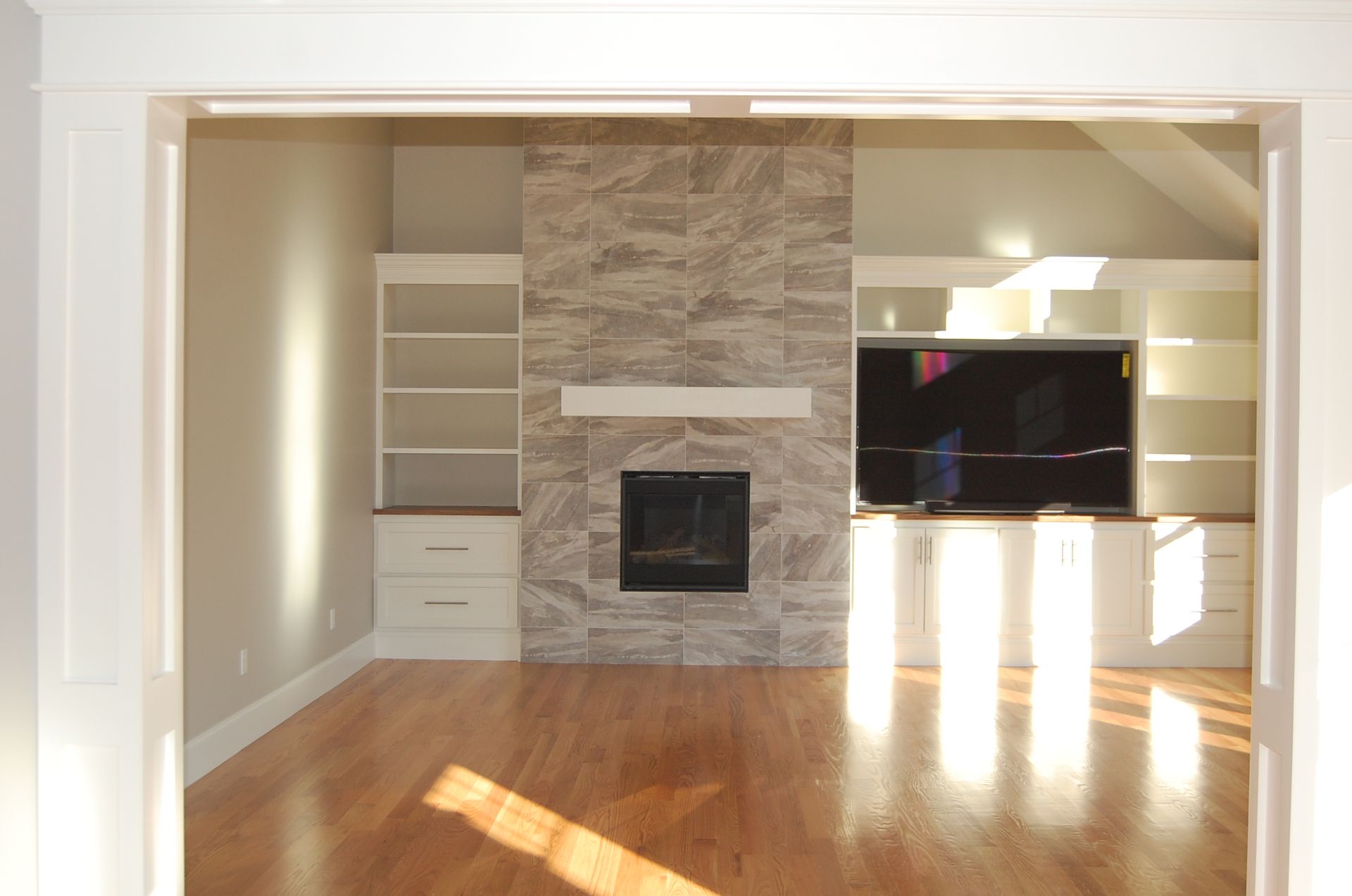 A living room with hardwood floors and a fireplace
