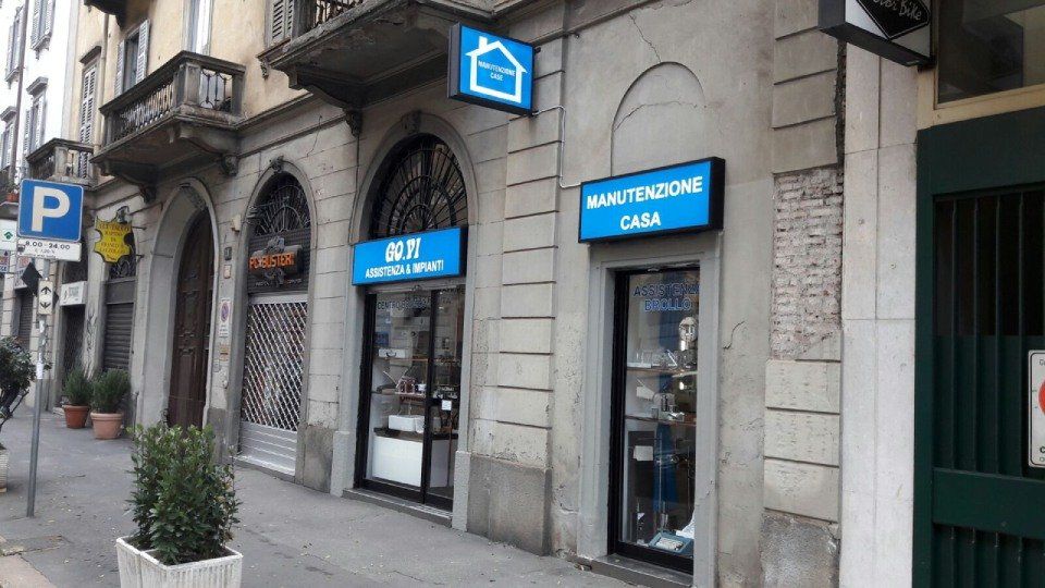entrata del negozio di arredo bagno a Milano
