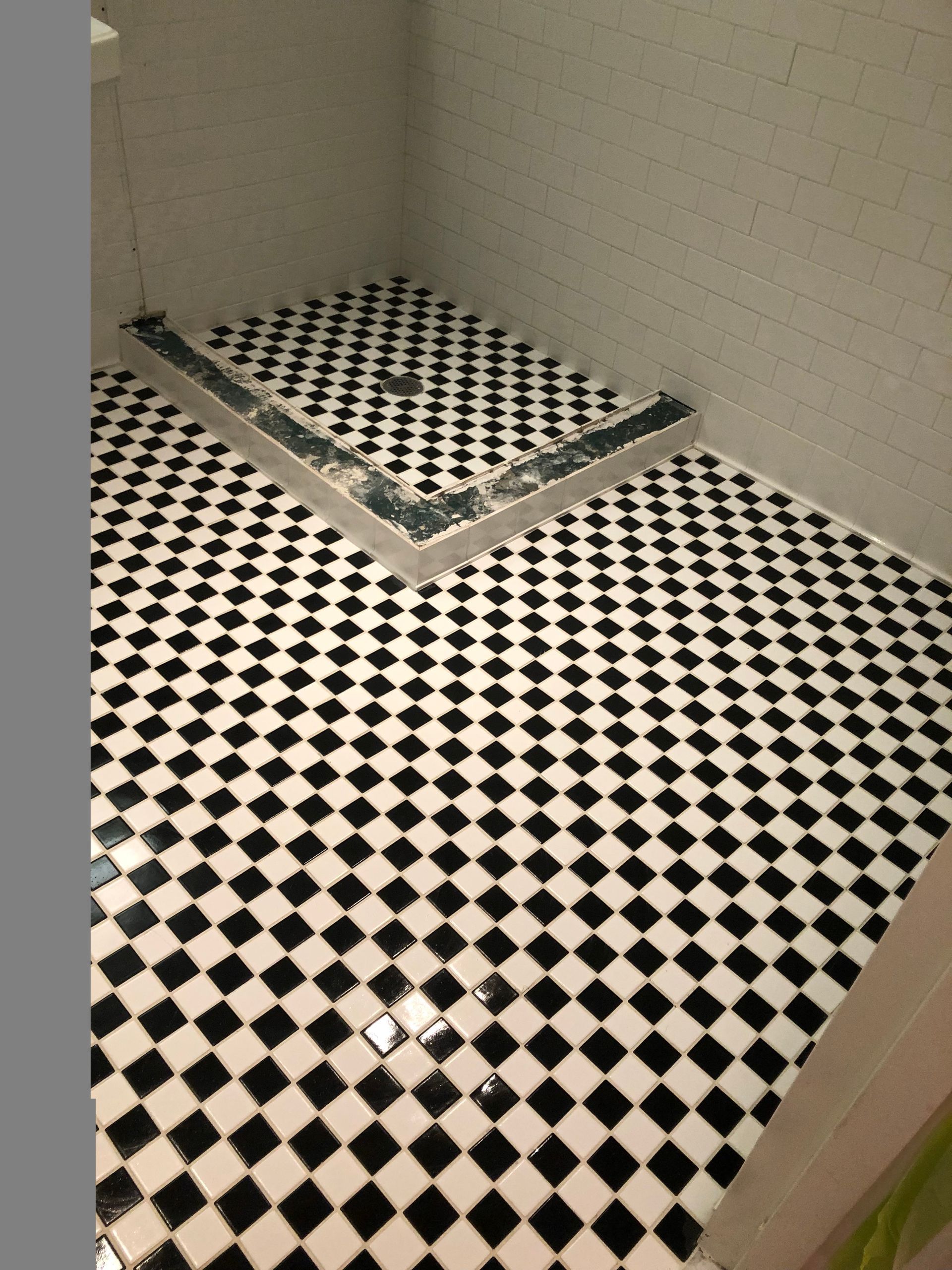 A black and white checkered floor in a bathroom
