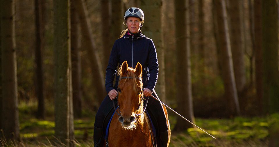 Miranda Gijse van Purely horse massage in Drouwenerveen, Drenthe, met haar volbloed arabier