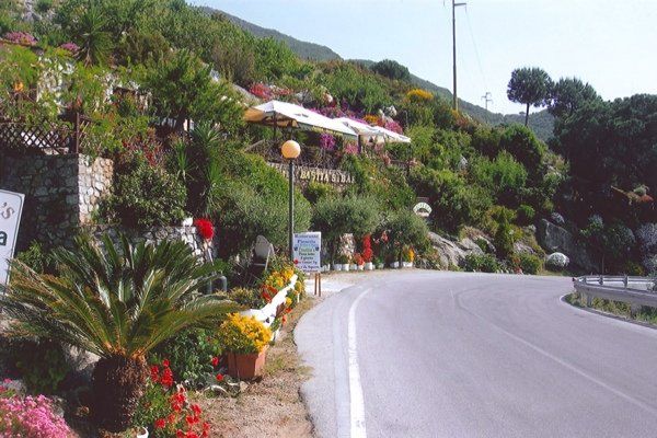 strada con ristorante