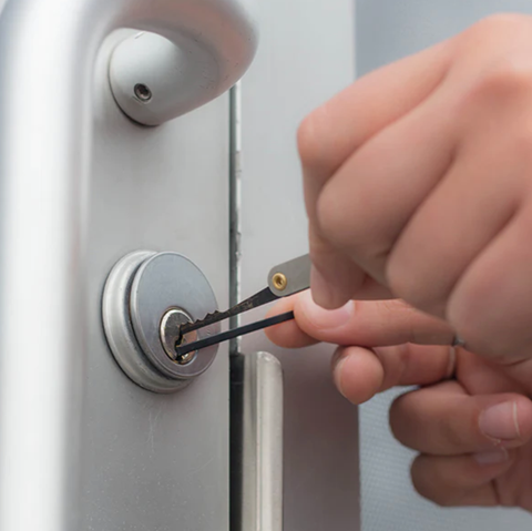 Opening with the lockpicker on a blue car