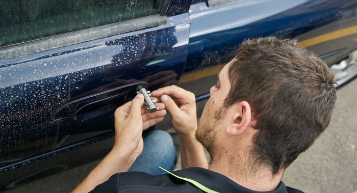 Opening with the lockpicker on a blue car