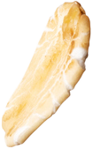 Um close de um pedaço de comida em um fundo branco.