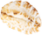 Um close de um pedaço de pão em um fundo branco.