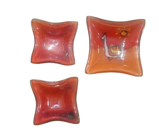 Tres cuencos cuadrados con diferentes diseños.