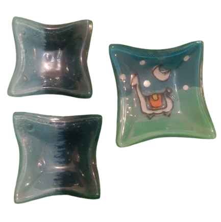 Tres cuencos cuadrados con diferentes diseños.