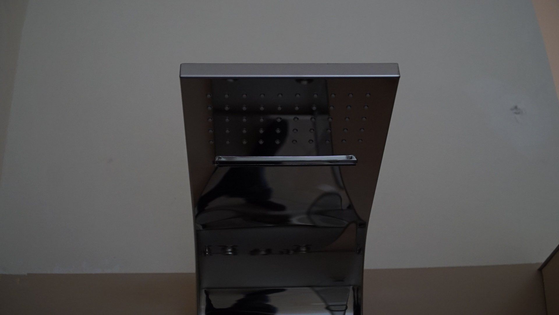 dettagli doccia acciaio