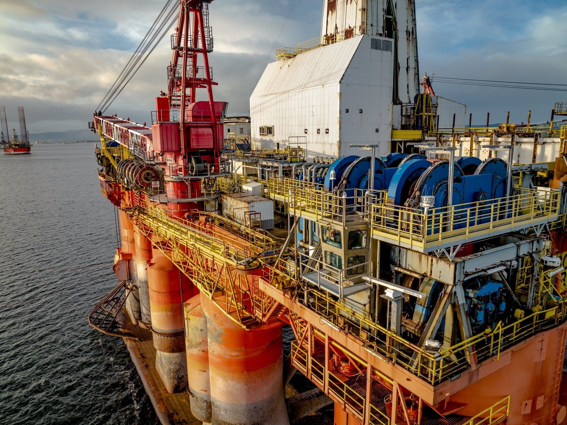 An aerial view of an oil rig in the ocean.