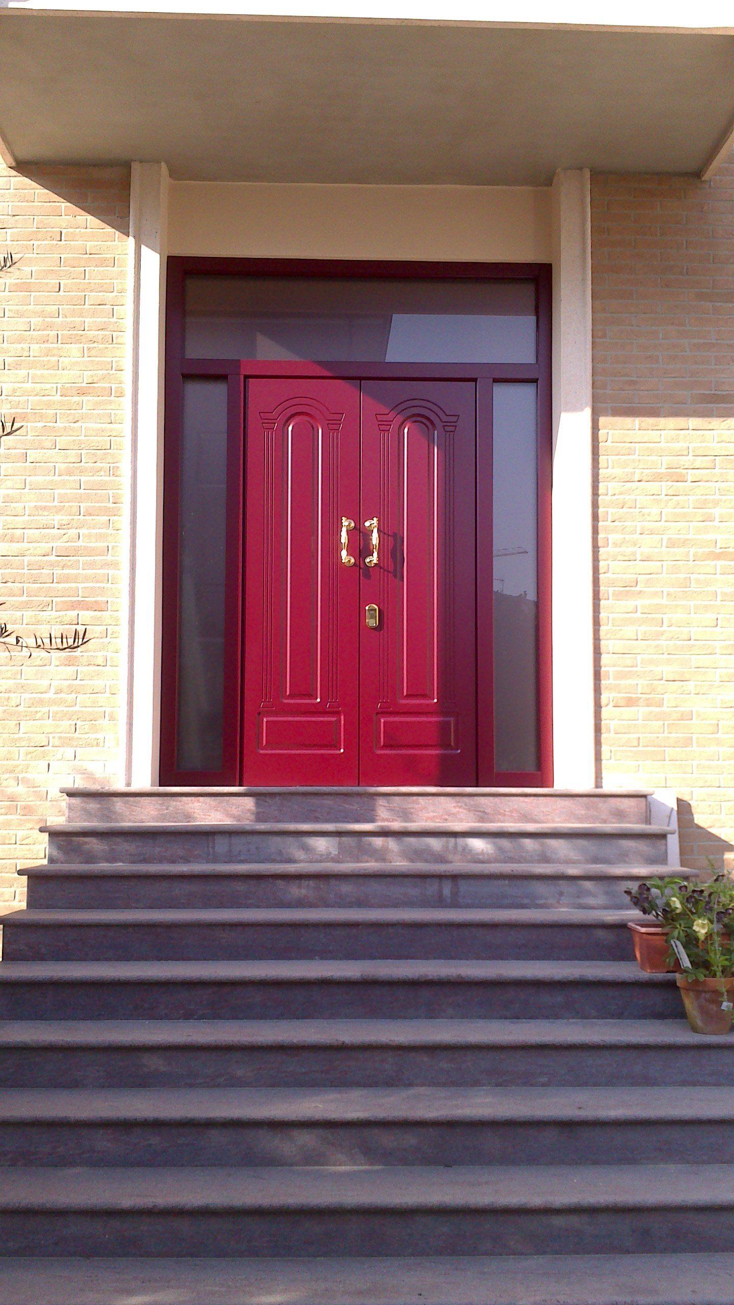 portoncino blindato di colore rosso