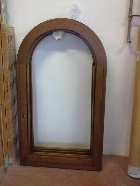 finestra ad arco in legno di colore scuro