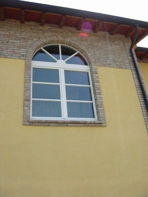 vista finestra ad arco dall'esterno