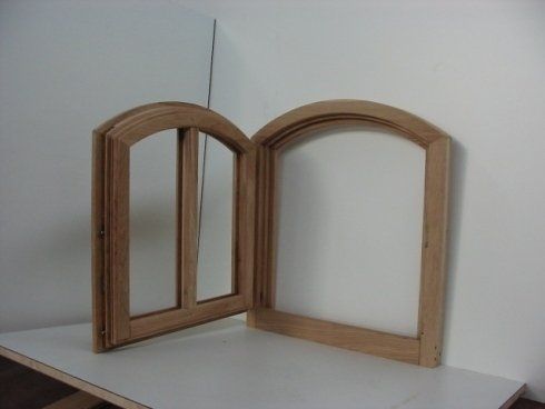 porta ad arco con apertura verso l'interno