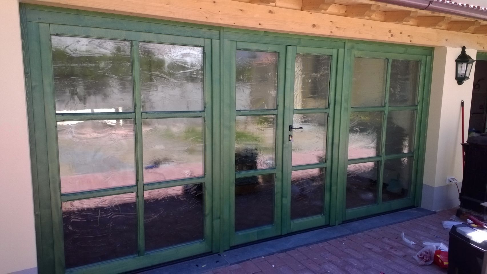 porta finestra per terrazzo di colore verde