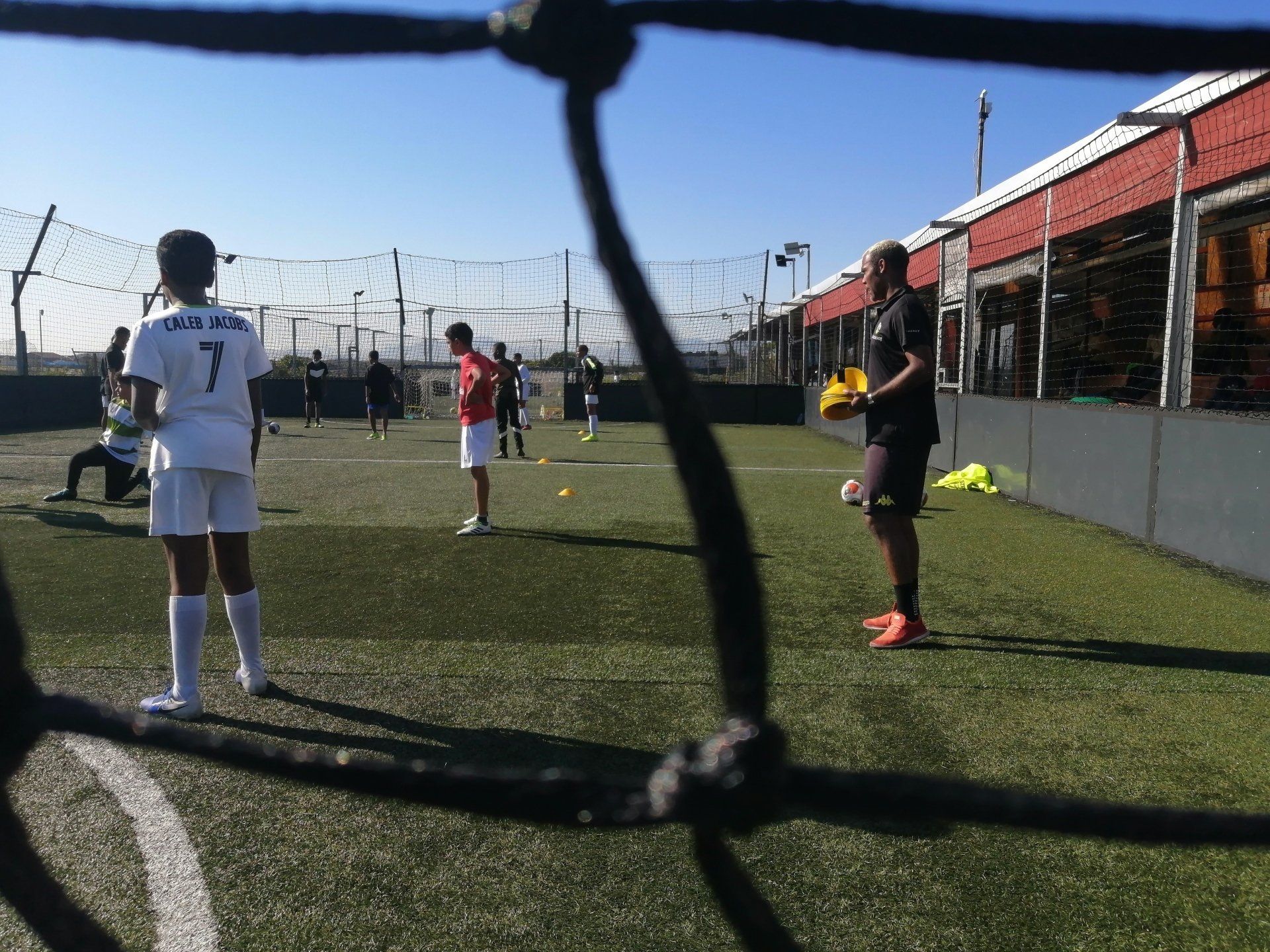 a soccer player with the number 7 on his jersey