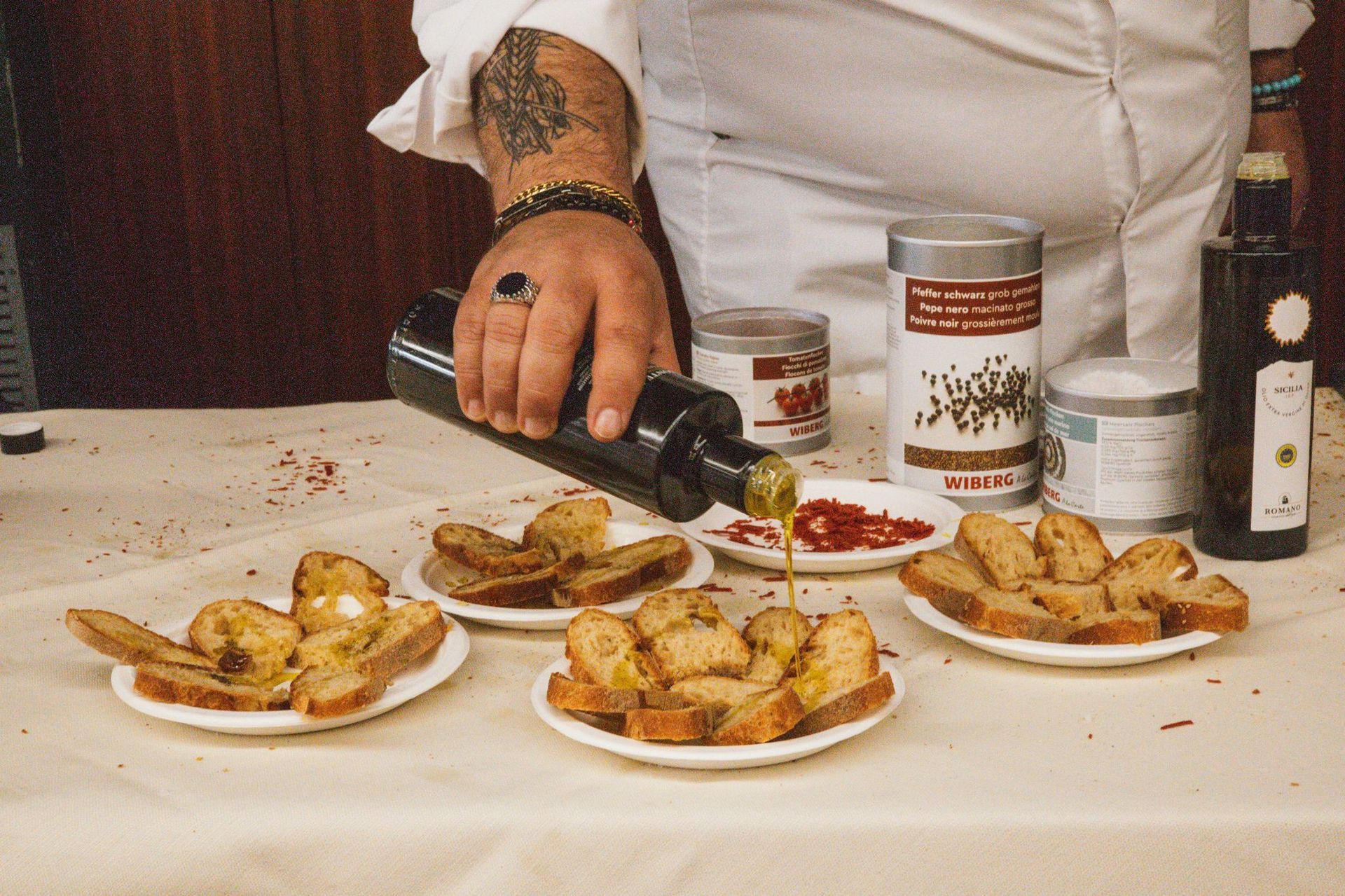 OLIO EVO VERSATO SU BRUSCHETTE