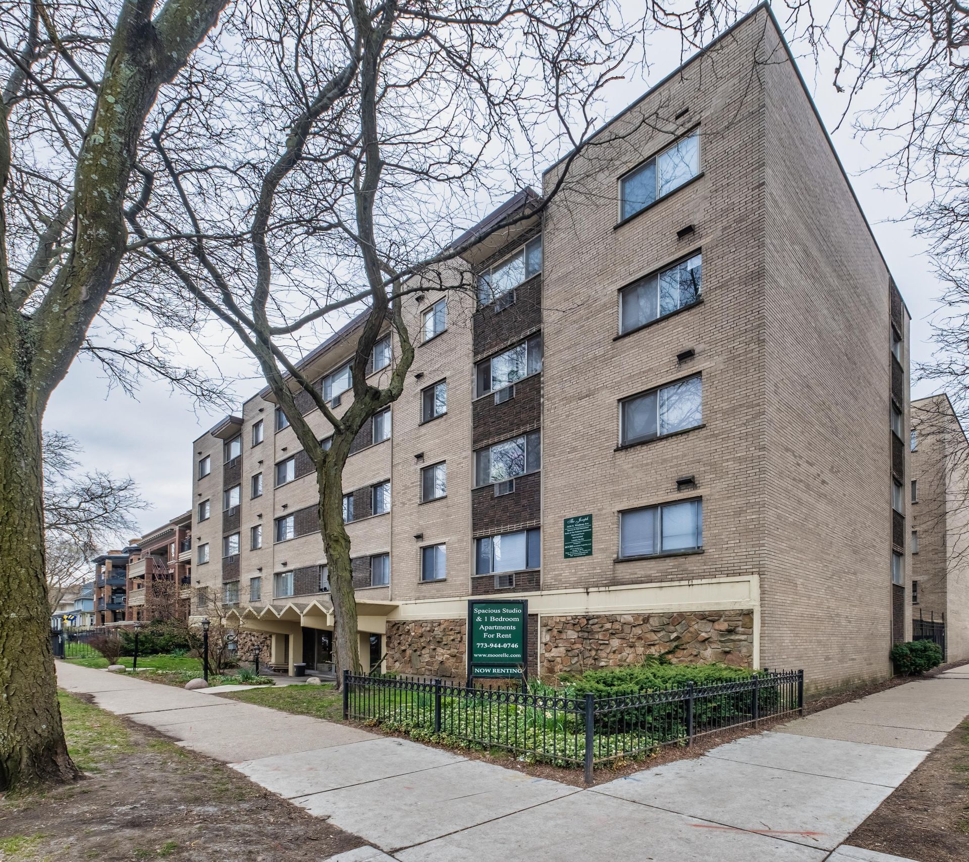 5450 N Winthrop Ave  Chicago, IL 60657