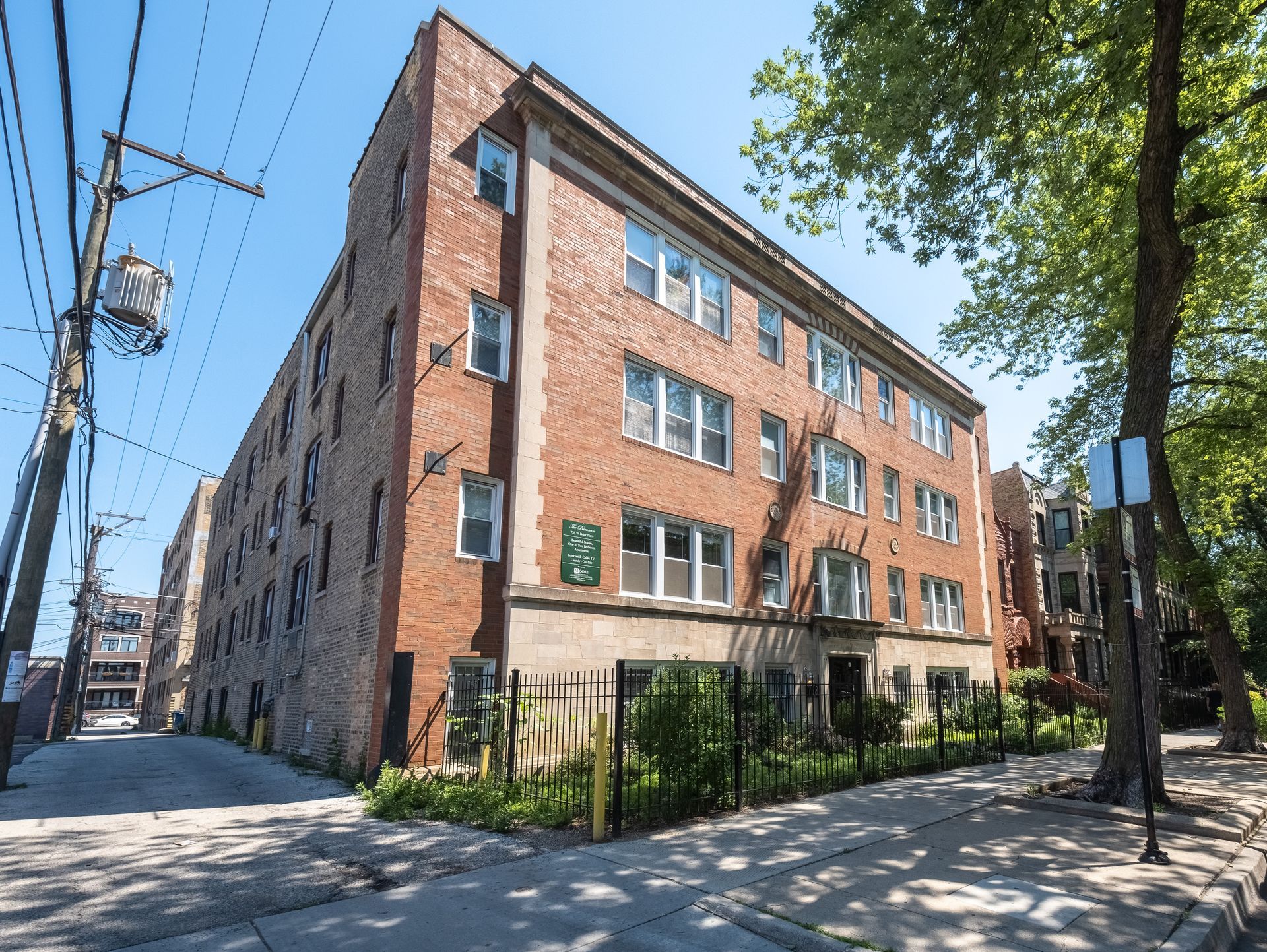 738 W Briar Pl Chicago, IL 60657