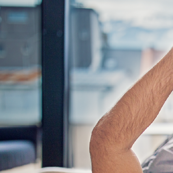Um homem e uma mulher estão se abraçando e se beijando em frente a um rio.