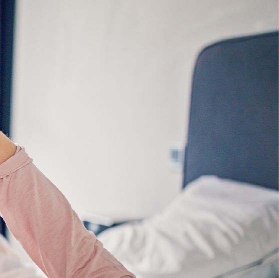 Um homem e uma mulher estão se beijando em frente ao pôr do sol.