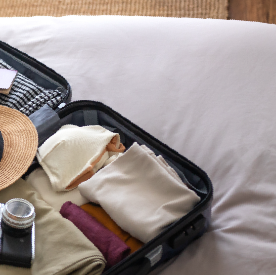 Um homem e uma mulher estão se beijando em frente ao pôr do sol.