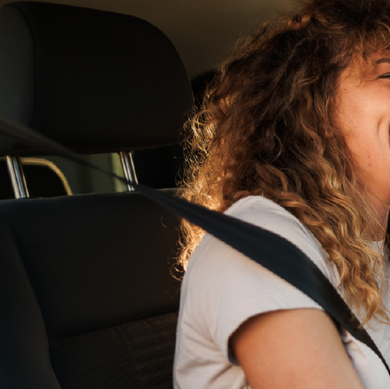 Um homem e uma mulher estão se abraçando e se beijando em frente a um rio.
