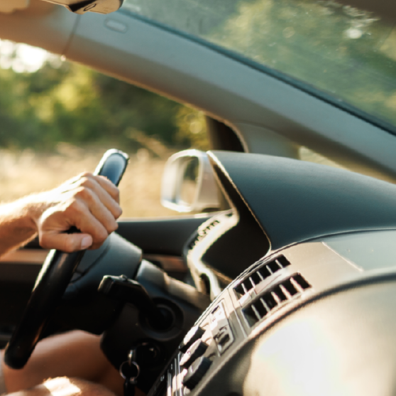 Um homem e uma mulher estão se beijando em frente ao pôr do sol.