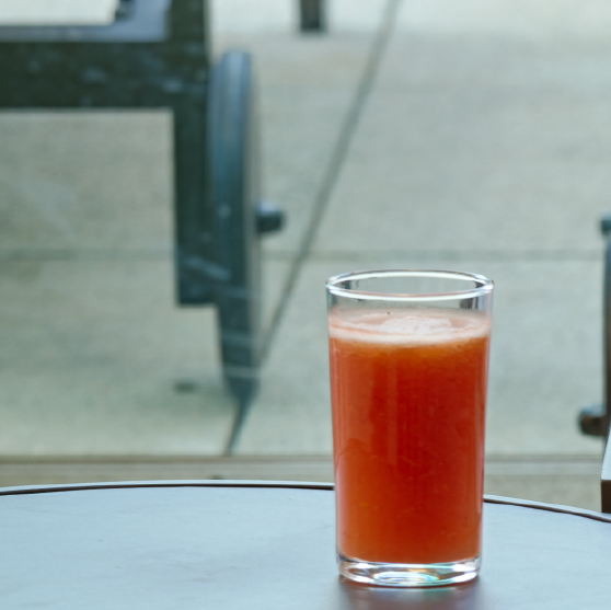 Um homem e uma mulher estão se abraçando e se beijando em frente a um rio.