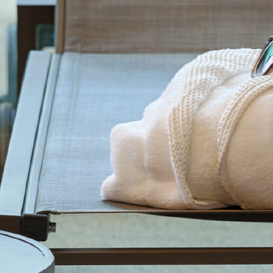 Um homem e uma mulher estão sentados no topo de uma montanha olhando para as montanhas.