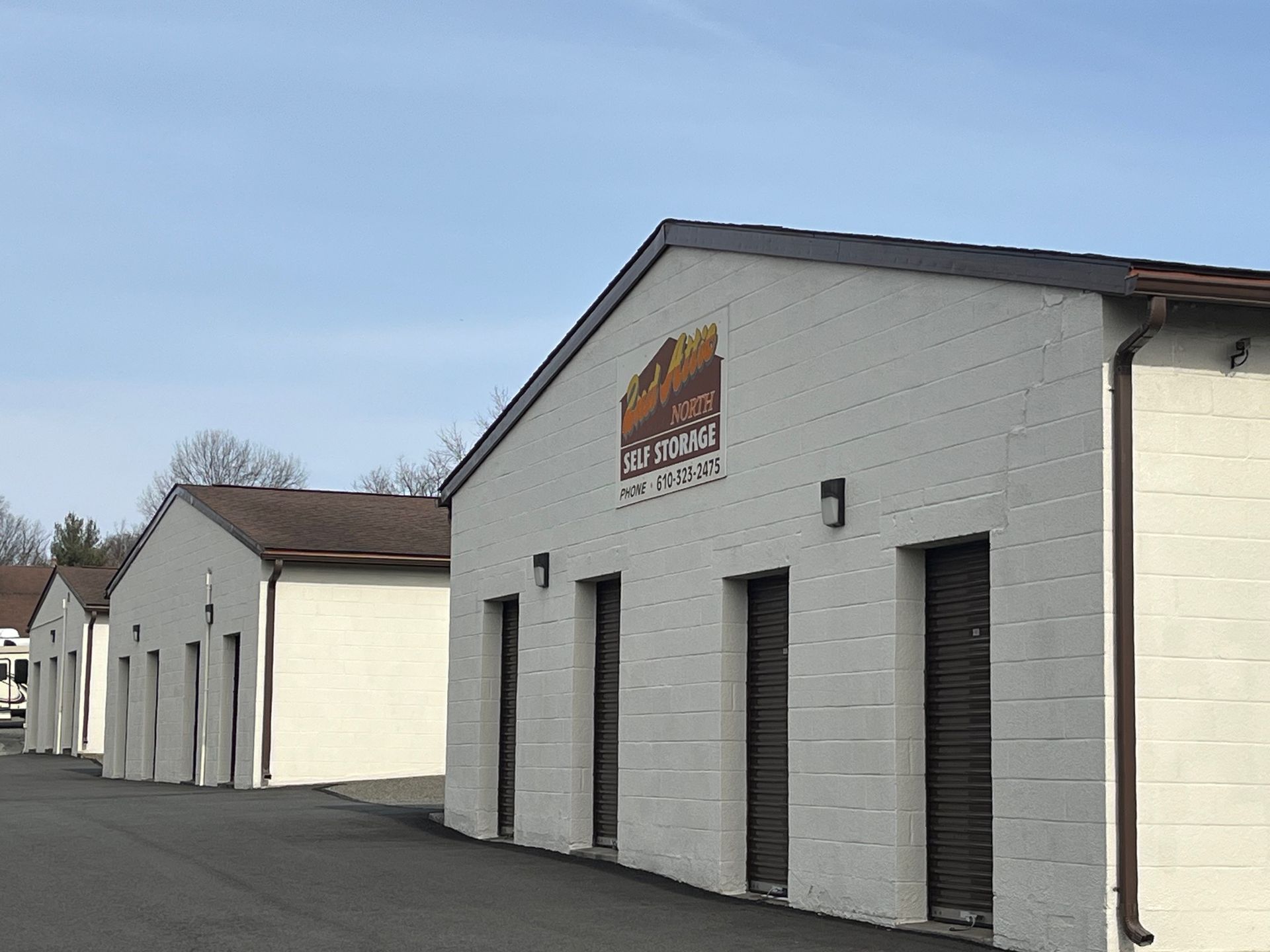 A row of white brick buildings with a sign on the side that says extreme storage